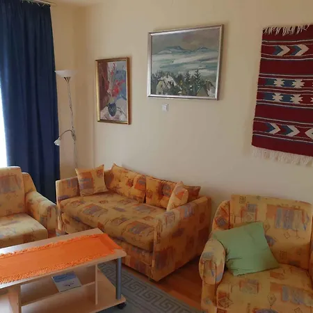 25 Apartment *