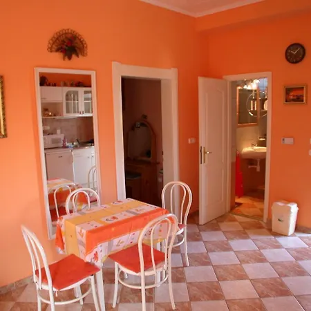 25 Apartment *